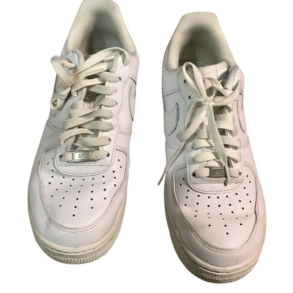 Nike airforce 1s in white
